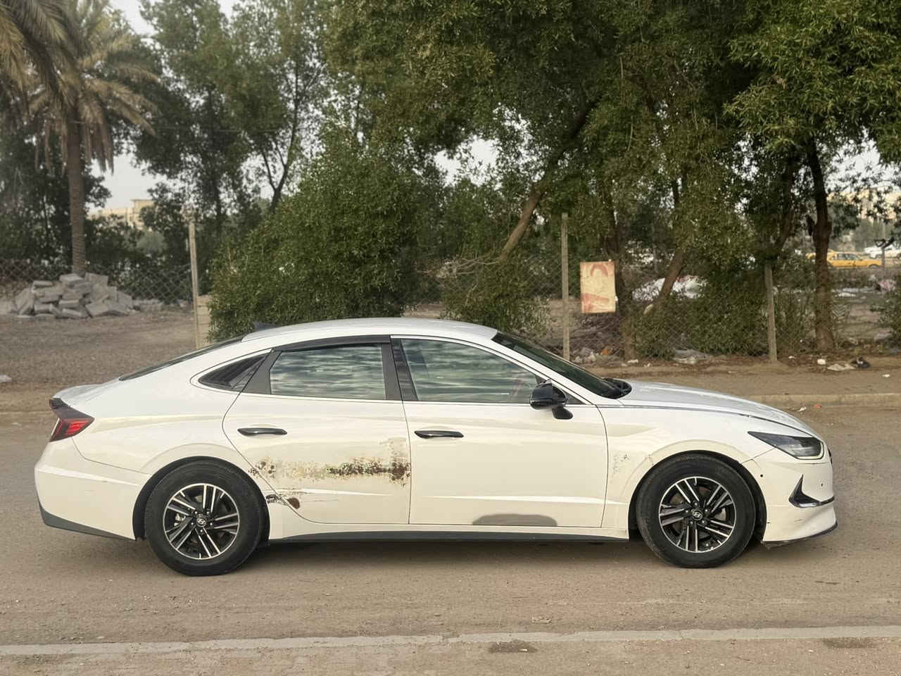 سوناتا موديل 2021 سيارة نضيفة بدون نقص كير محرك خير من اللة تخم تاير السيارة حادثهه جاملغ وحافة البنيد وهنا  بل عراق صار بيهه طخطخات بسيطة ابيع مصبوغة حزام بشرط بدون شواصي وبدون دواخل السعر 135 مكان السيارة بغداد للاستفسار ***********
