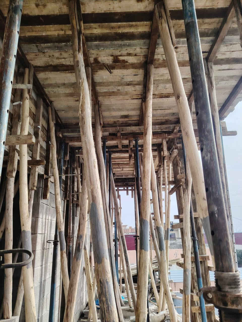 السلام عليكم قالب للبيع لوح 4 اكثر من مكعبين لوح 3 اكثر من مكعبين جسور ثلاثه 45 جسر 
عصايب كلو متر وعشرين مع 100درسك 330 
السعر ثلاثه مليون وبي مجال شي بسيط المكان الموصل كوكجلي ***********
