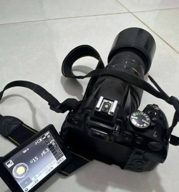 كامره 5100  بيها عدسة 70 300بيها اوتو فوكس و مانيول فوكس تگدر تعدلهن براحتك وسعر 325بيه  مجال ***********
