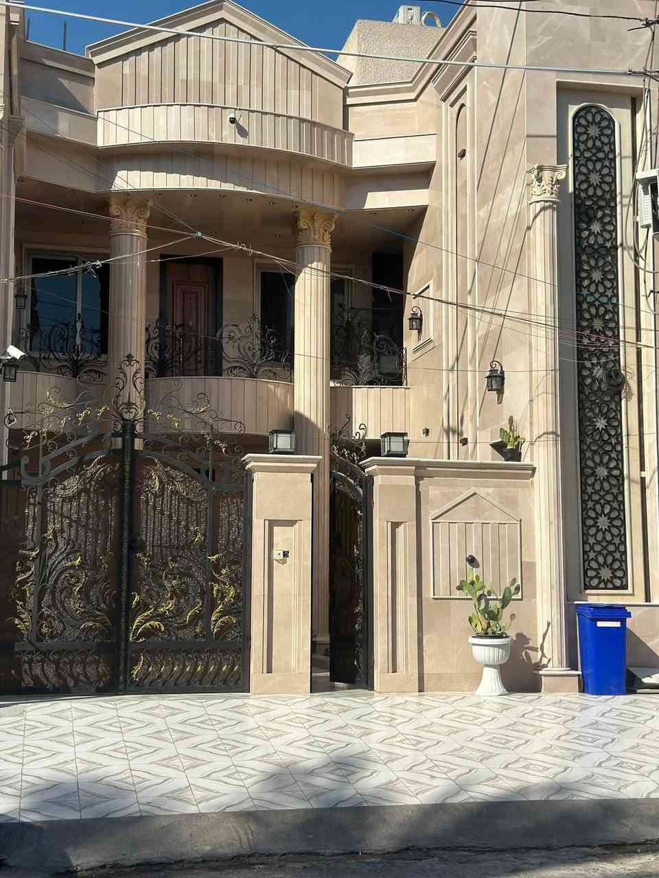 اللهم صل على محمد وال محمد للبيع بيت مساحة 240 م الواجهة 8 م النزال 30 المكان البنوك الشارع الي مقابل مستشفى البنوك الاهلي البناء 2026 الواجهة بالكامل مرمر طبيعي وبناء 3 طوابق مجموع غرف النوم 8 غرف للاستفسار الاتصال ***********
