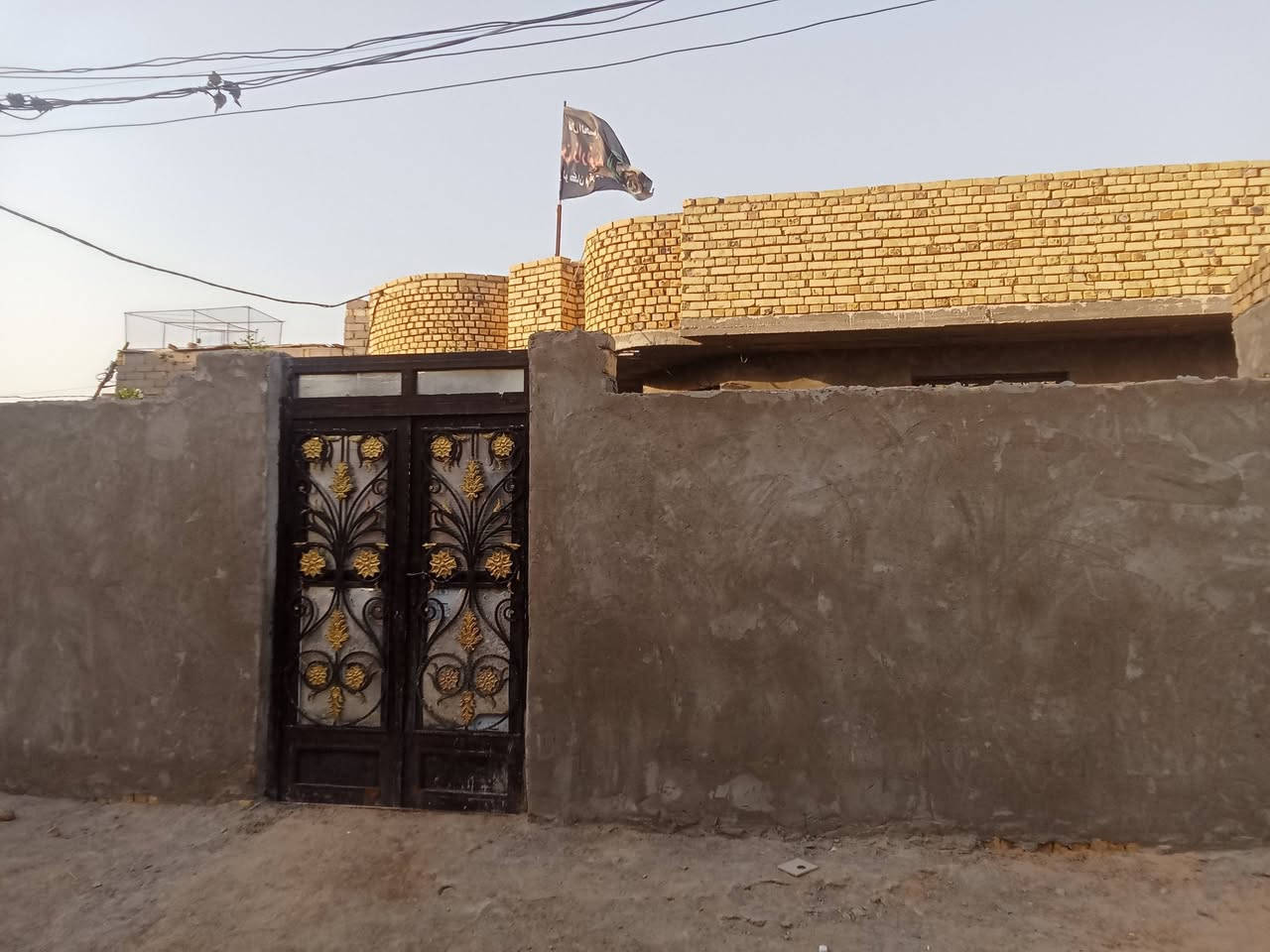 سلام عليكم

البيت للبيع زراعي مساحه 200 البيت نقص رضيه فقط
مقابيل حي الجوادين لاسكان صناعي عمود 46  

***********
