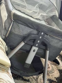 سرير اطفال • حديدي • متنقل بتايرات