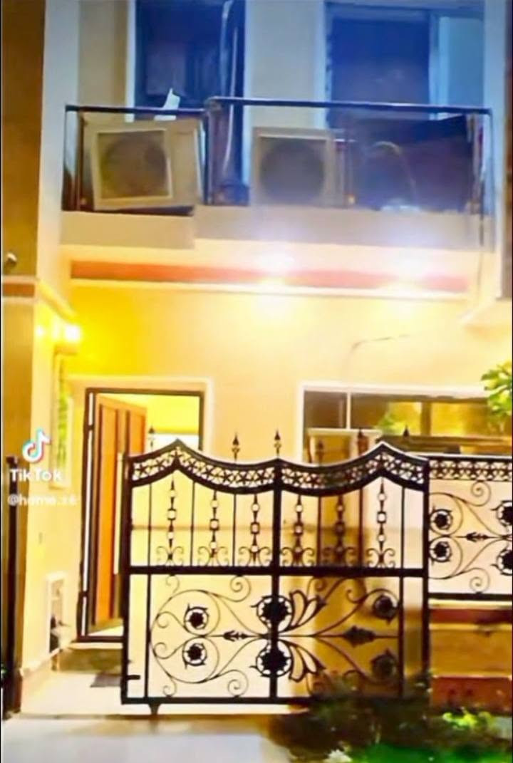 دار للبيع في  زيونة محلة٧١٠ مساحة ٦٥ الواجهة ٥ يتكون من 3 طوابق استقبال 5*5 ومطبخ 5*5 عدد الغرف 3 حمامات 3 والاستفسار التواصل مع صاحب الدار مباشر *********** بغداد, العراق
