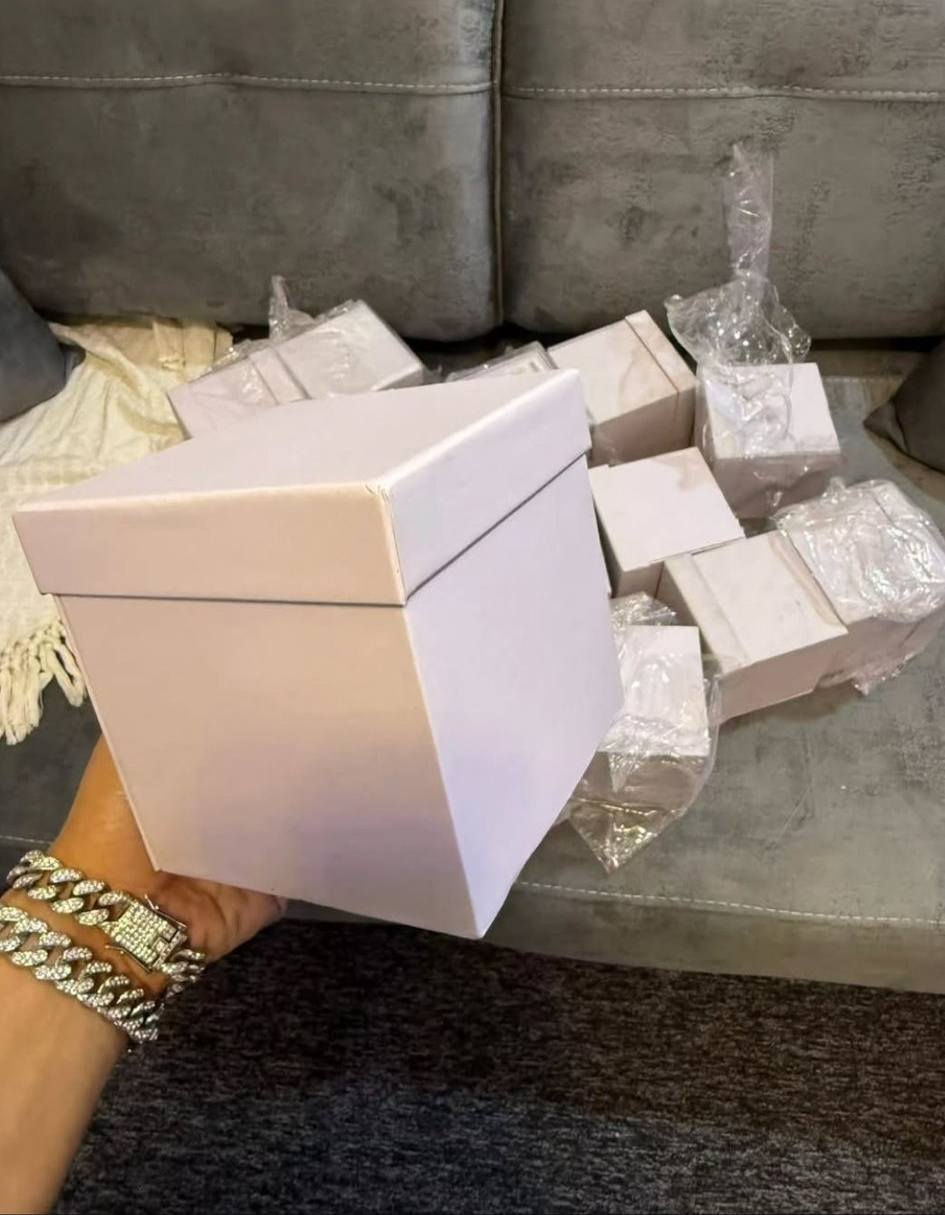 بوكس ورد كلهن بيهن ورد من الداخل 
سعر 25 مع التوصيل


**إذا كنت صاحب هذا الإعلان وتريد حذفه لأي سبب، رجاءا أرسل رسالة إلى الدعم الفني**