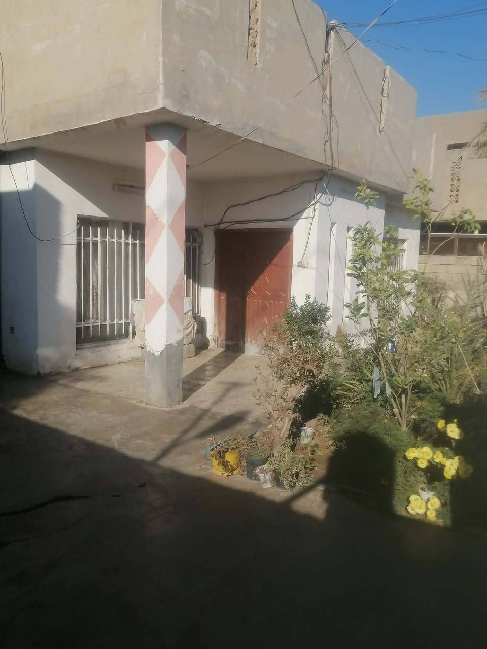 بيت للبيع حي المعلمين ورا العماره الصفره بدايه الشارع بصف البيت الركن مساحته ٣٠٠ الاستفسار الاتصال على  الرقم  ‏‪ 0772 438 8300‬‏
