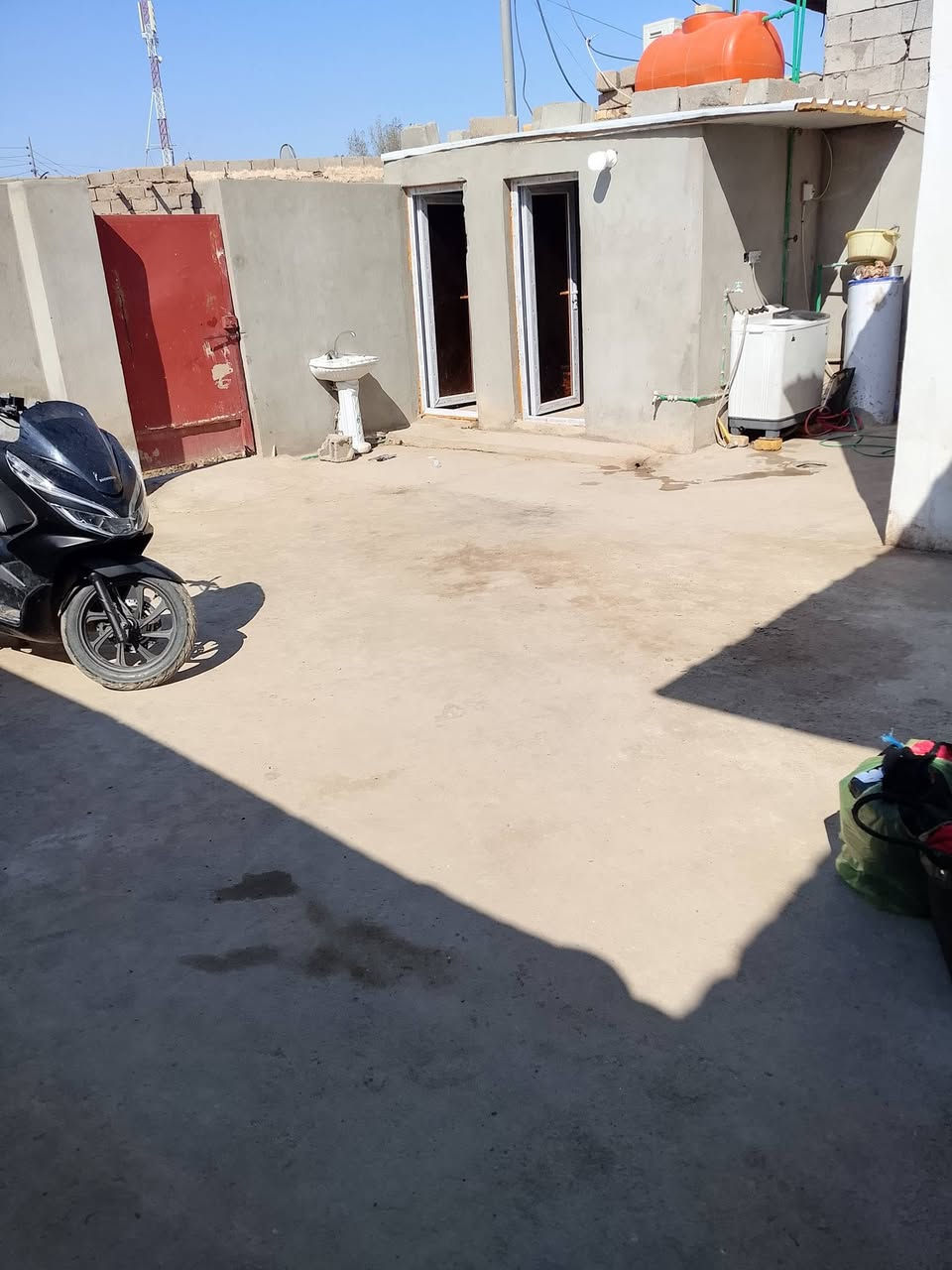 بيت للبيع مساحته ٢٠٠م في دور النواب ضباط مقابيل نزلة السياسين مرقم من قبل البلدية  ماء وكهرباء ومجاري للأستفسار الاتصال على الرقم ***********
