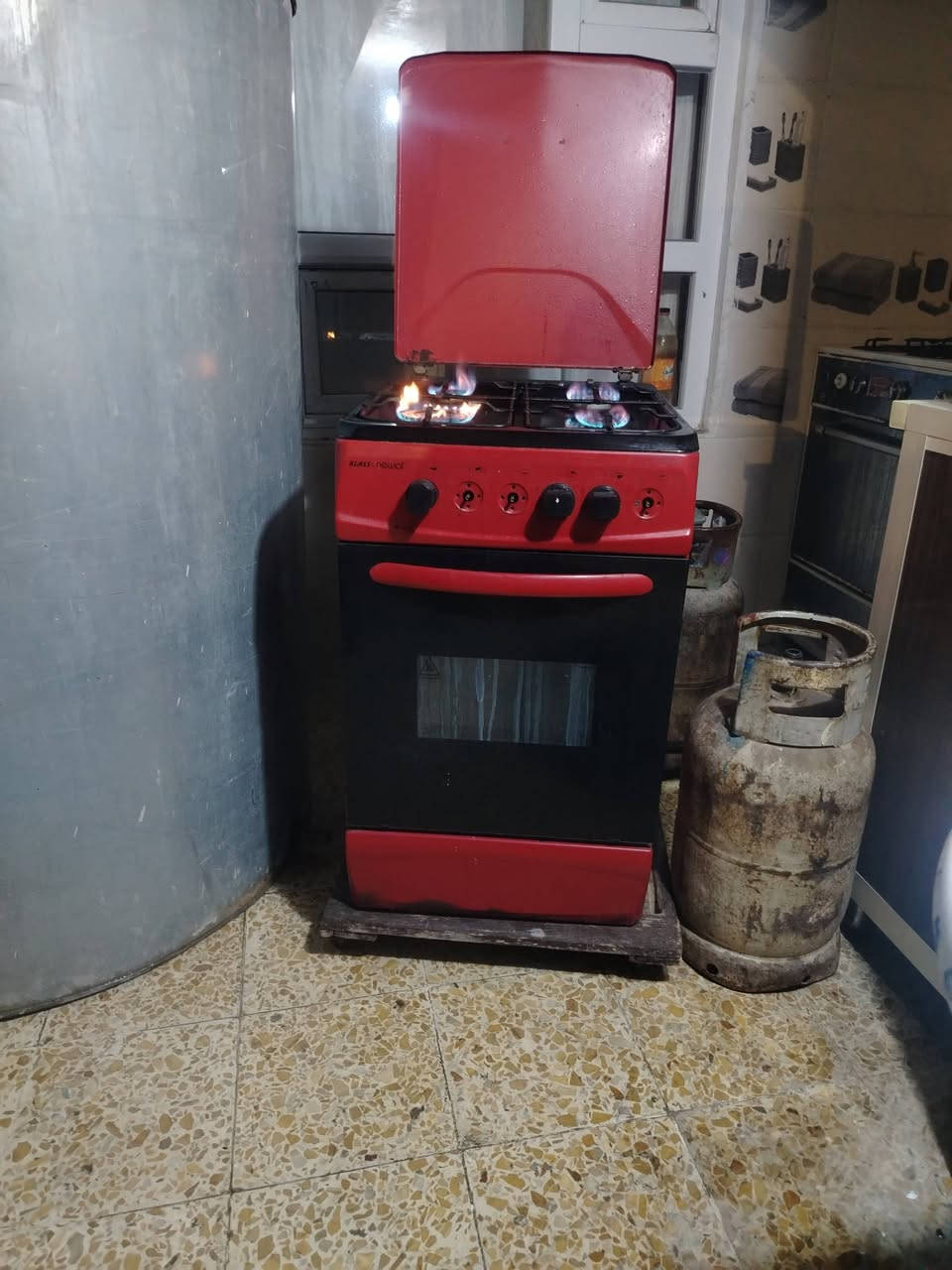 سلام عليكم طباخ للبيع شغال شرط سعر 40الف بيها مجال اتصل على هاذا الرقم ***********
