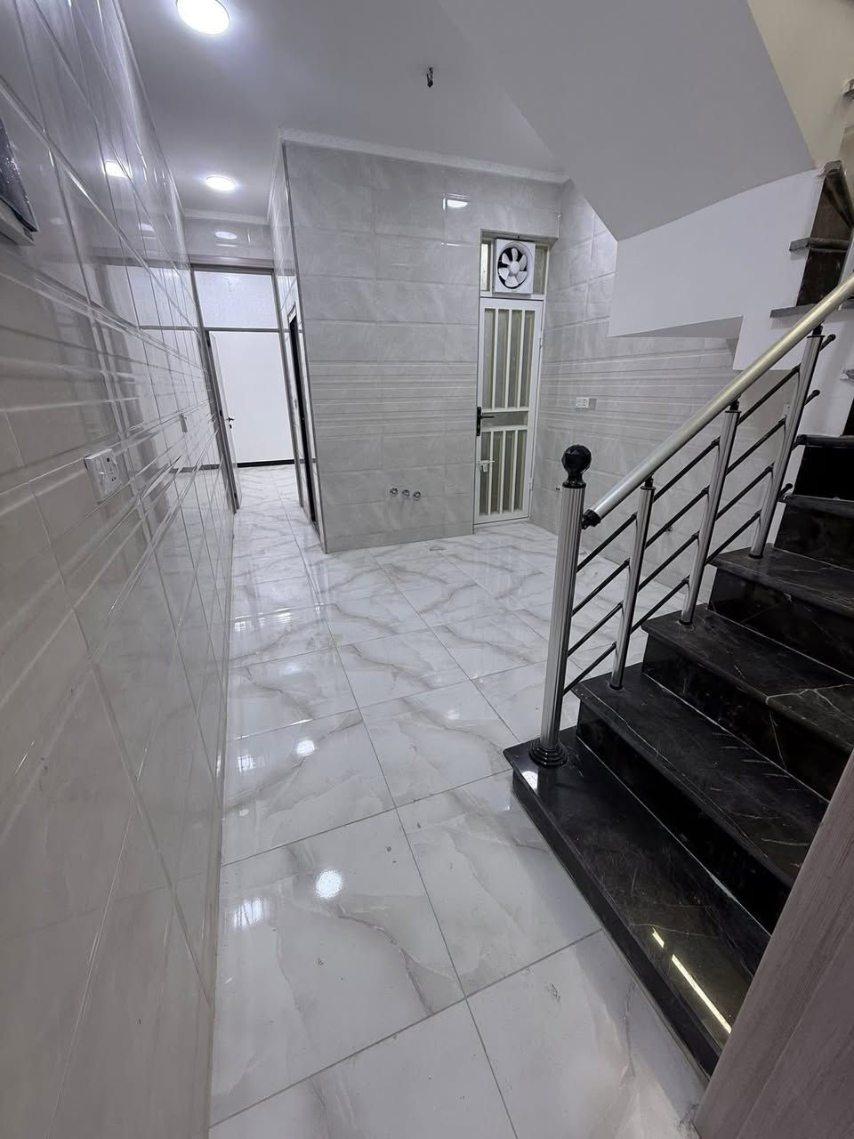 سلام عليكم مشتمل للبيع مساحة 50 متر بناء حديث درجة اولى طابو صرف يحتوي على طرمة وصالة ومطبخ وغرفة نوم جوه ومنور وخدمات والطابق الثاني يحتوي على غرفتين نوم ومطبخ صغير وخدمات وبيتونه وسطحين ابواب تركية شبابيك الألمنيوم شارع عريض 15  متر العنوان بغداد منطقة القاهرة خلف تانكي الماء للاستفسار *********** حسين محمد للعقار
