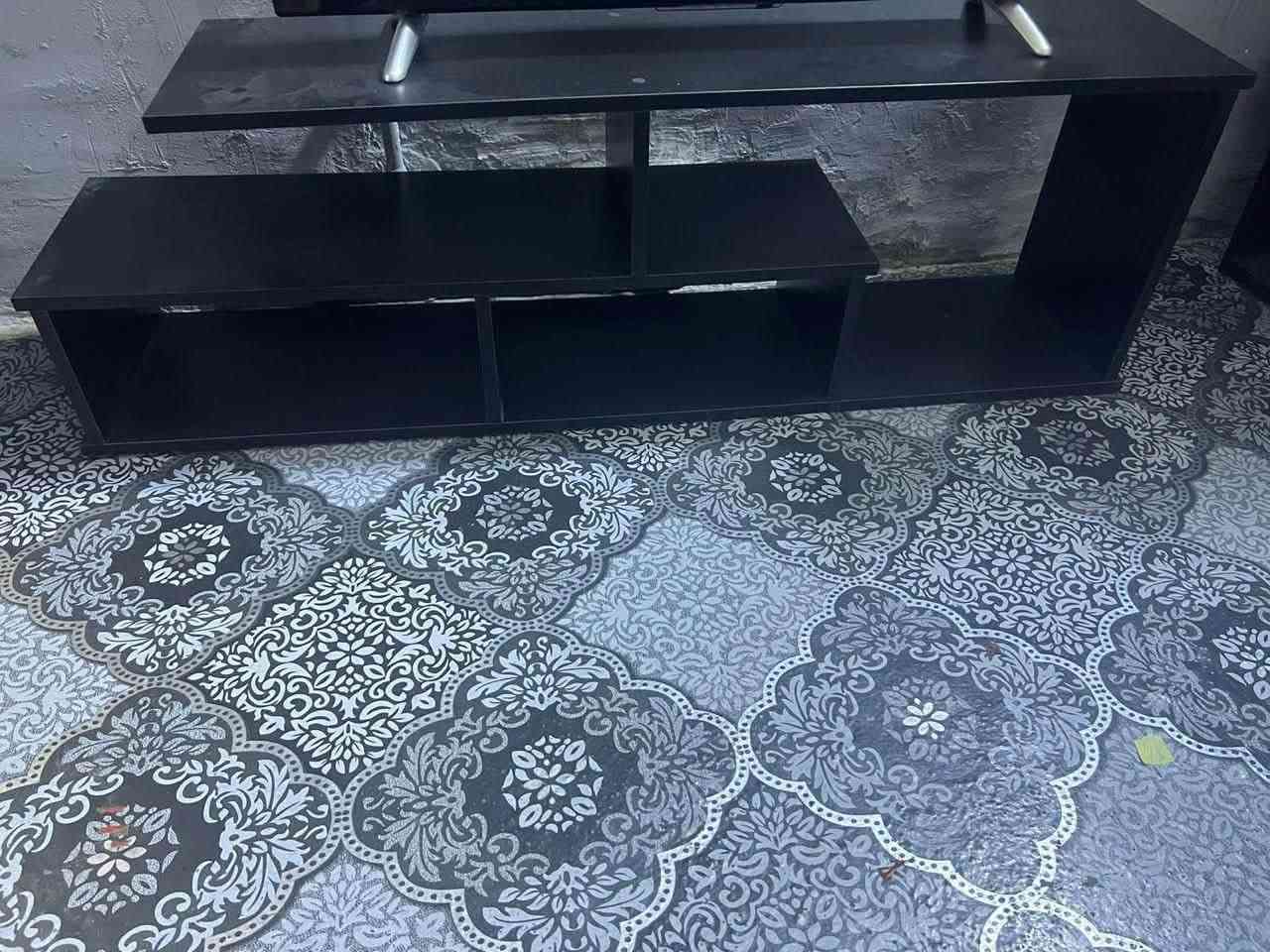 السلام عليكم 
ميز مال تلفزيون للبيع سعره ٢٥ مكانه بغداد 
***********
