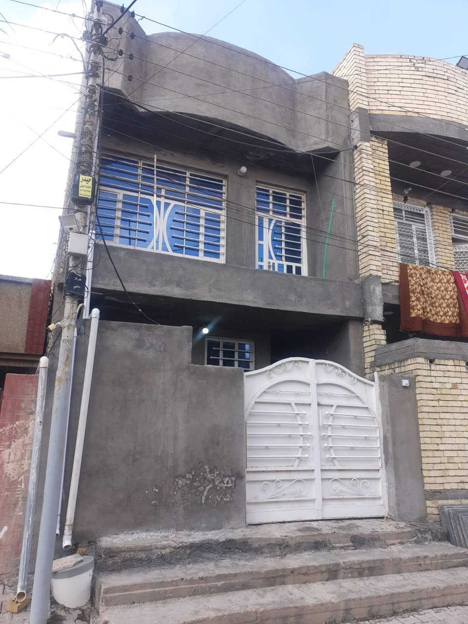 دار للبيع 🔺 المساحه 100م طابقين  .. منطقة بغداد الحسينيه المخابرات شارع الضغط مقابل مدرسة زهور بغداد ✨ طابو صرف .. السعر 125 .. للاستفسار والاتصال *********** صاحب الدار..
