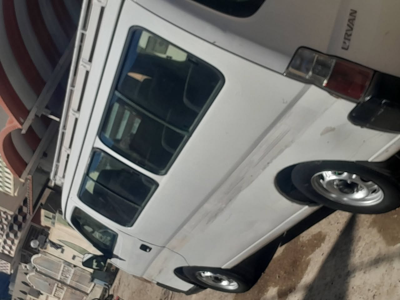 سلام عليكم نيسان 2010بيهه مكانات صبغ وبيعلك حزام  السعر 105وبيهه مجال الرقم ***********
