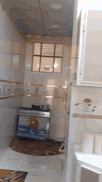 سلام عليكم بيت بشارع المطار شارع مبلط الرقم***********متكون من مطبخ حراري ومطبخ بارد وغرفيتن وبراني حجم كبير وحمامين السعر بلخاص البيت كامل المساحه 200متر
