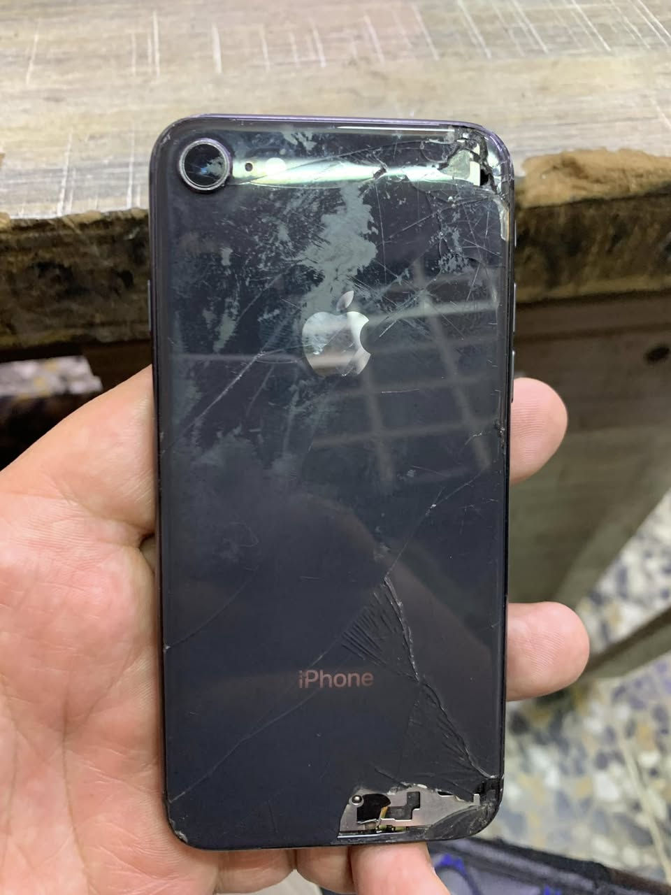 ايفون 8 256 
مكسور ضهر وكلاس فقط 
بطارية جديدة 
السعر 75 الف كلك شغال فول بصمة كامرا جناز نضامي 
بغداد ***********
