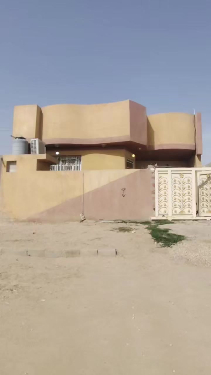 سلام عليكم عندي بيت للبيع طابو صرف المساحه ٢٠٠ متر ١٠ في ٢٠ طابق واحد سقف كونكريت مسلح بناء طابوق جمهوري كربلاء حي أمن داخلي جمعيه الثانيه بضهر شارع طارق خيكاني على ركن ساحه مطلوب مبادره ٧٠ مليون ٩٠سعر تطلوعه مع مجال يدفع كل شهر ٤٣٨ مامطلوب البيت ولا شهر  الكفيل وره المشتري مجموع طلب والتطلوعه ١٦٠ مليون بي غرفتين نوم أو صاله استقبال مطبخ مع صحيات داخليه او خارجيه استفسار على رقم *********** /*********** أرقام بيهن وتساب مكتب بركات ام البنين
