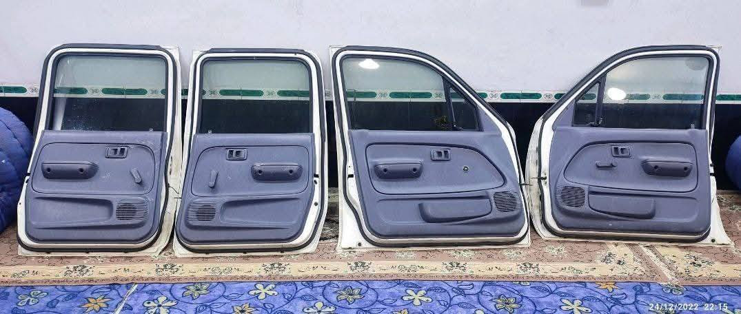 السلام عليكم بيبان تيوتا الفينات حاويه 
بيبان نضيفان كلش كاملات بطاين قفاله المكان ناصريه سيددخيل تواصل *********** السعر 600
