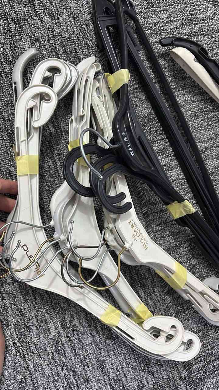 تعاليك ملابس حديد وبلاستك عدد (( 80 )) للبيع شلعة كاملة 
***********
