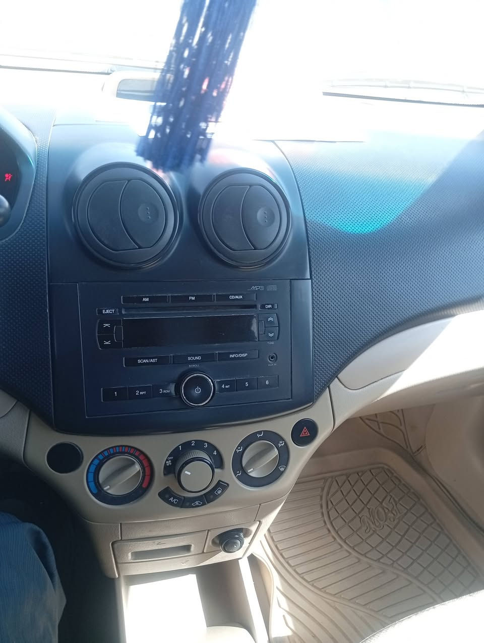 سلام عليكم افيو موديل 2013 خليجيه رقم نجف بسمي سيارة جديدة وضع شركه تنظيف حيل مكينه وكير جدد ترايك 180 العنوان شارع المعمل *********** سعر 75 وبيهة مجال قليل كبات شركه بعدهن بيهة
