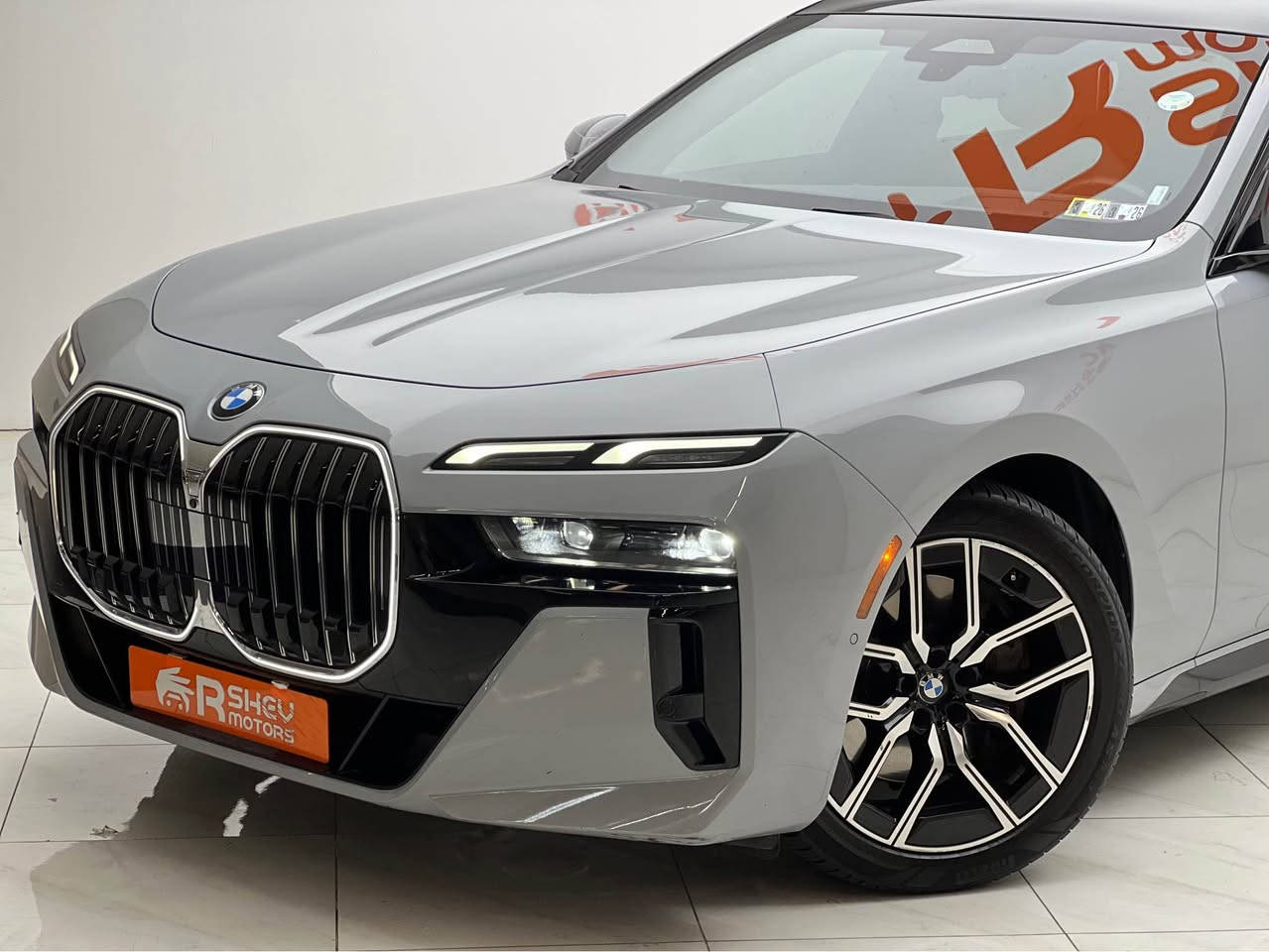 اليخت الالماني🔥🔥 
⚜️BMW 740i X-drive 2024⚜️
بي ام دبليو ٧٤٠ اكس درايف ٢٠٢٤
كلين تايتل 

مواصفات: 
(خمس كامرات-عرض معلومات علي الزجاج الامامي-مقاعد جلد و تدفئة و تبريد-سقف بانورامي-اربع انظمة قيادة-مقاعد خزن ميموري-ناظور ليلي)

مكينة ٦سلندر+توربو حجم ٣.٠لتر
ماشية 31,000 ميل فقط و بحالة جداً ممتازة 

السيارة كلين مكفولة كفالة عامة
رقم كاتي تترقم شمالي
مكفولة من كير و محرك و كهربائيات

و ب سعر(735$) ورقة و بيها مجال للطيبين

مكان السيارة

دهوك -معرض ارشف R-Shev
رقم51 من معارض التيرمينال 

***********
*********** دهوك, العراق
