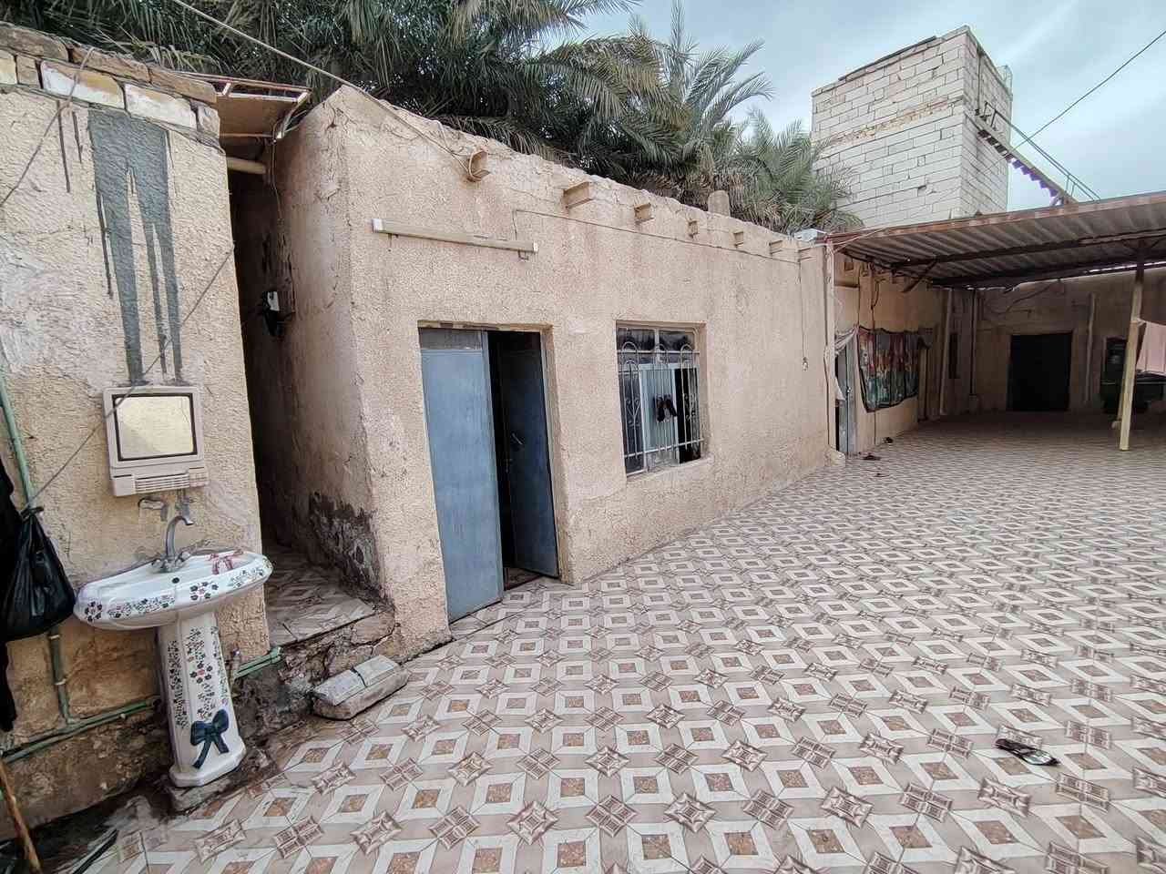 سلام عليكم بيت طابو صرف 150 متر طابو و 150 فضله وياه يعني مجموعه مساحة البيت 300
عنوان شارع 30 قرب المخبز بي 5  غرف نوم +صاله +براني

+مخزن ثنين + صحيات عدد ثنين + طارمه جبيره +مطبخ 

***********
