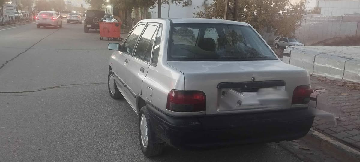 پراید مۆدیل ٢٠١٣
یەک چەمەلەقی تۆزێکی بۆیاخە بێ ناوگرتن 
تازە کامل سێرڤس کراوە مەکینەی نەکراوەتەوە 
کاڵبونەوەی هەیە سەیارەکە زۆر توندوتۆڵە ماڵی دۆستە مەسرفی تێدا نییە 
سنەویی تا مانگی ٦ ساڵی ٢٠٢٨ تازەیە 
تحویل و بەناوکردن بەشەرت 
ڕەقەمی خاوەنی (***********) السليمانية, العراق
