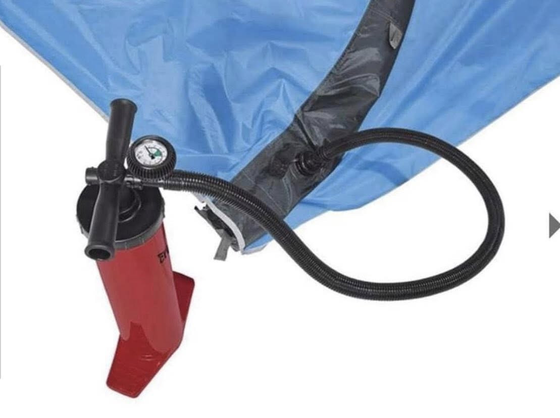 هذا المنتج هو خيمة قابلة للنفخ تتسع لشخصين من العلامة التجارية Crivit المانية الصنع تتميز بتصميم يسهل عملية التركيب السريع بفضل نظامها القابل للنفخ بدلاً من الأعمدة التقليدية
المواصفات الأساسية:
السعة: مصممة لتتسع لـ شخصين.
الأبعاد الخارجية: يبلغ طولها حوالي 220 سم، وعرضها 230 سم، وارتفاعها 115 سم.
الوزن: تزن حوالي 5 كيلوجرام، مما يجعلها مناسبة للنقل في حقيبتها الخاصة.
المكونات: تشتمل عادةً على مضخة يدوية مزدوجة الفعل للنفخ، وحقيبة حمل، وأوتاد للتثبيت.
المواد: مصنوعة من البوليستر بنسبة 100% مع حماية من الأمطار تصل إلى 2000 ملم
المميزات:
سهولة التركيب: تعتمد على تقنية النفخ التي تتيح إعداد الخيمة في وقت قصير جداً وبأقل مجهود.
التهوية: مزودة بنوافذ تهوية شبكية لضمان تدفق الهواء ومنع دخول الحشرات.
تواصل خاص او *********** واتساب
