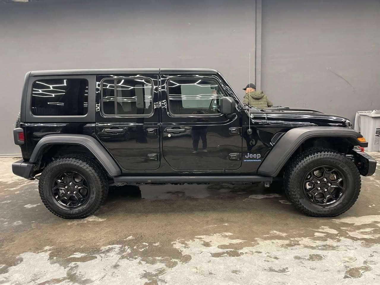 السلام عليكم
جيب رانكلر 2023 هايبرد
مكفولة من الصبخ بيها فقط بنيد مبدل
السعر 28500 $
ماشية 35 كم 
للاستفسار ***********
