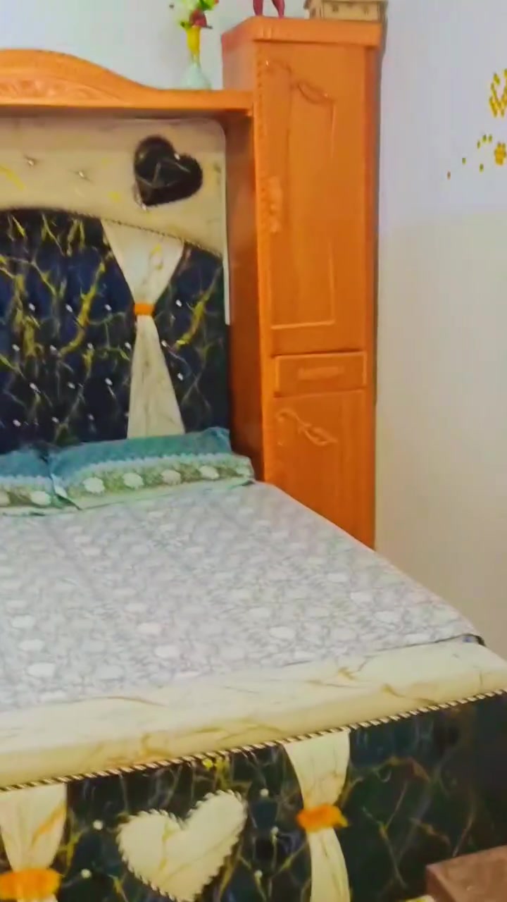للبيع غرفة نوم جديده خشب عراقي مضبوط بدون اي شخط او كسر جديد السعر مليون والدوشك هديه.. ‏‪0772 563 8748‬‏ شراي اتصل على رقم..
