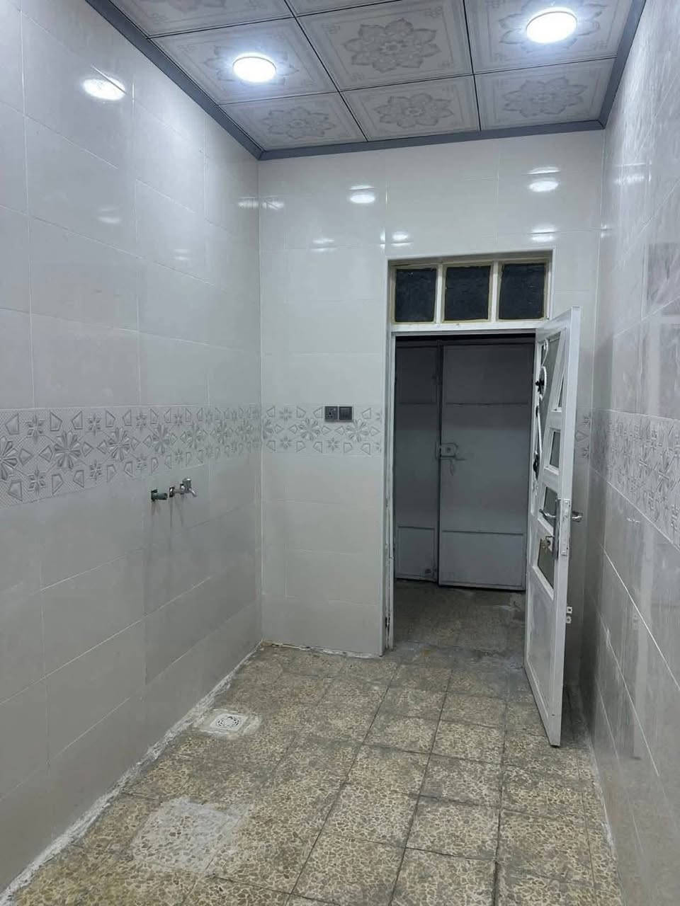 بيت للبيع 50 متر طابو صرف

حي ميسان ، قطاع 76 الشريط .. شارع 10 (( على ساحة ))

يحتوي طابق ونص : بناء صب كونكريت مسلح

الاول / استقبال صالة مطبخ صحيات مكشوفة
الثاني / غرفة

#السعر 75 مع المجال
مكتب القلعة للعقارات : هاتف ***********
