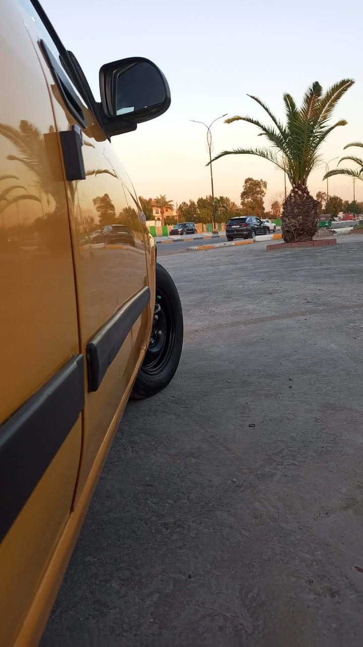 السلام عليكم
طيبه موديل 2015 سيارة بلاديه بيها بس البنيد جارد و مبخوخ حداديه جديده سنويه 27 تبريد شغال شواصيها بلاديه تخم تاير جديد و تخم ويل غرفتها مدوشمه هيئه غرامات مصفره 
العنوان / البلديات
الاستفسار / ***********
