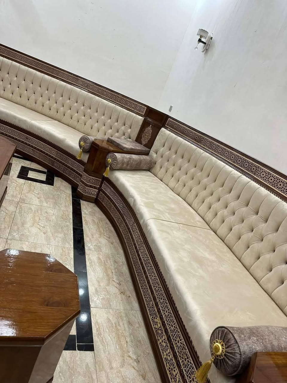 🌙 بـ 110 ألف فقط بدل 250! 🌙
​عرض العيد الأقوى من معمل ومعرض الأمير للتخم والديوان!
​جدد ديوانك بالفخامة الرئاسية وبأقل من نصف السعر (لفترة العيد فقط).
​✨ المواصفات الملكية:
​الهيكل: خشب زان مصري + بلاويد أسود + سير روسي.
​الراحة: إسفنج مميز ملفوف (دلوب) نخب أول.
​القماش: (قديفة، خاولي، وتر بروف) مبطن درجة أولى.
​الصبغ: حراري فاخر ومقاوم.
​🛠️ خدماتنا:
​القياس ببيتك: كادرنا يزورك لأخذ القياسات بدقة.
​التوصيل: متاح لجميع محافظات العراق 🇮🇶.
​📍 الناصرية: سوق الشيوخ - طريق الكرمة - مجاور علوة اللؤلؤة للسيراميك.
📞 للحجز (اتصال + واتساب): ***********
​🏃 سارع بالحجز قبل انتهاء فترة العيد!
