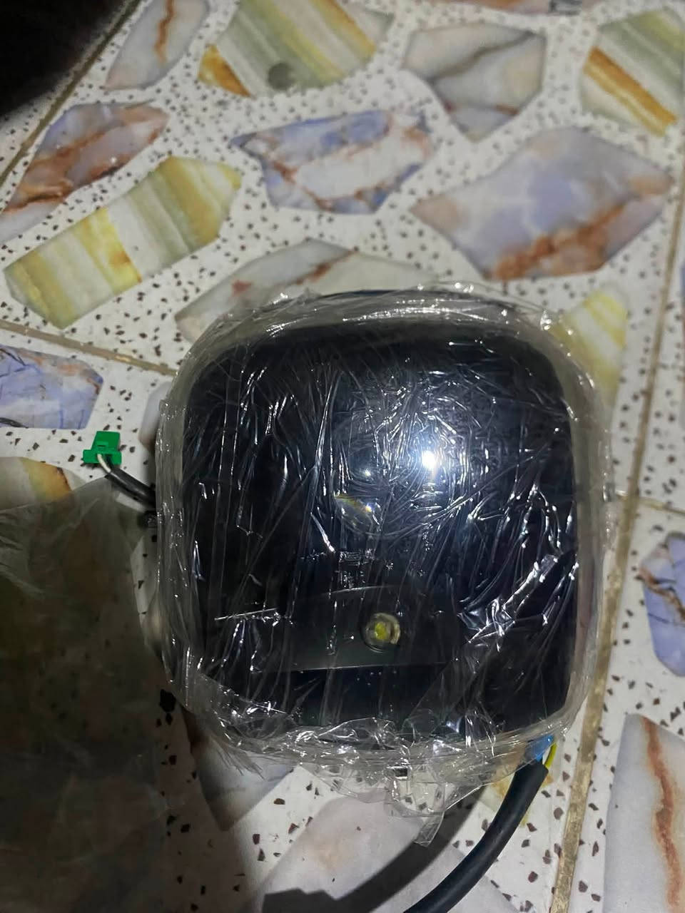 سلام عليكم مازده بوليس قديم عدسه لد متوزعه عالي فول كبس فرن حراري سعره ٤٠ وبيه ومجال *********** داخله اسود
