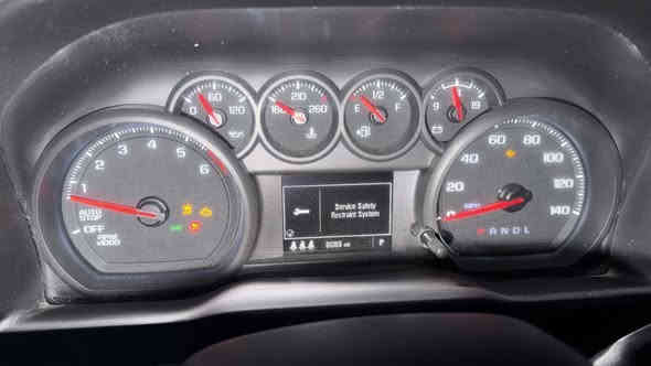 السلام عليكم سلفرادو 2024 مصبوغه عام محرك 8 سلندروماشيا 8 الف  ورايدها 19500$وىي استفسار ***********  وتساب
