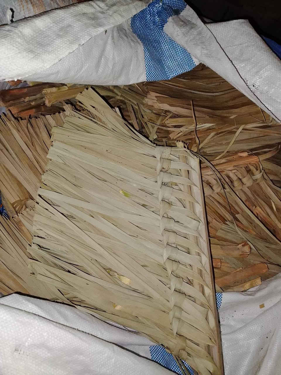يتوفر مكانيس خوص سعف جمله ومفرد
📍واسط العزيزيه 
التواصل خاص او الاتصال 
***********
