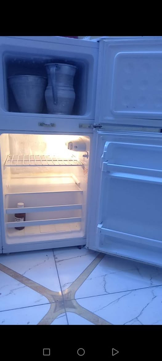 ثلاجه جديده للبيع السعر 100 وبيها مجال بسيط التواصل ***********

