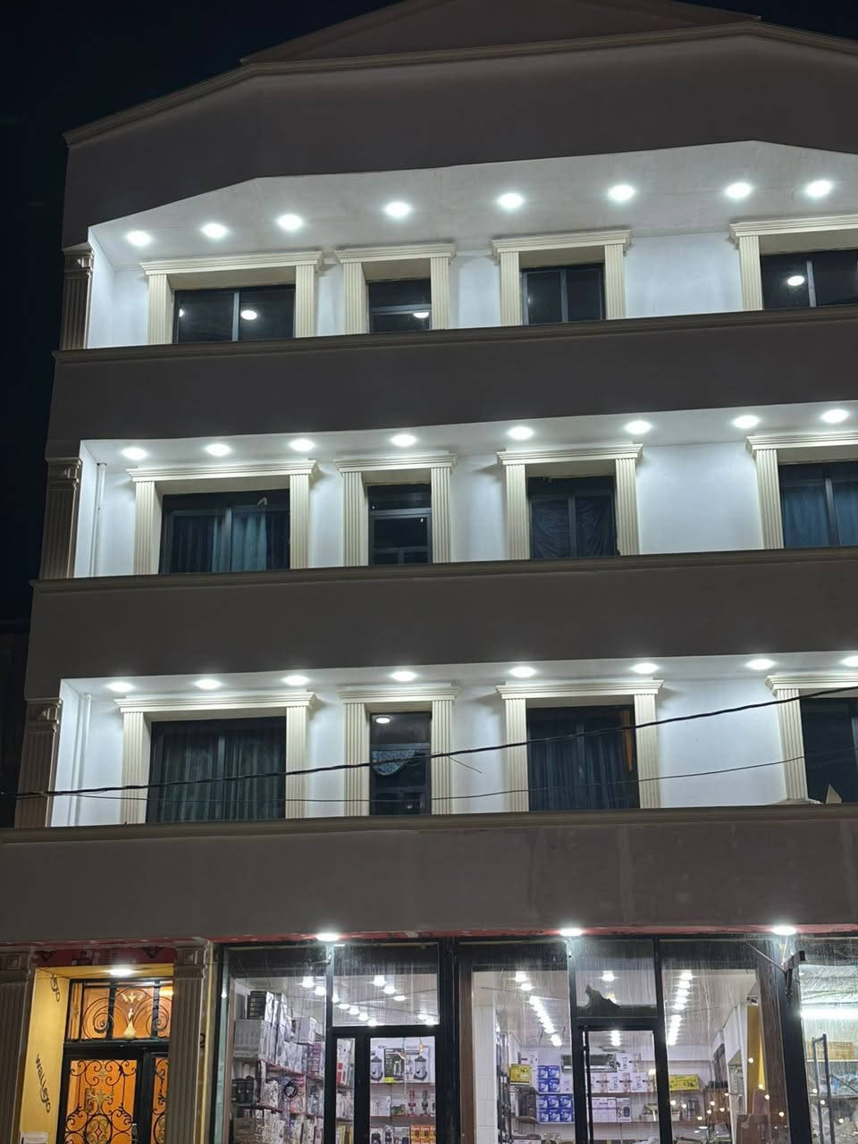 اعلان 🏢🏢 شقق سكنية للايجار
تتوفر لدينا شقق سكنية عدد  ( 2)  للايجار تتكون الشقة الأولى من غرفتين نوم و مطبخ وهول وصاله وحمام بالإضافة إلى مناور تهوية  ومساحتها  95 م ..... اما الشقة الصغيرة تتكون من غرفتين نوم. ومطبخ وحمام ومناور اخويه مساحة الشقة 70 م وللعلم  الشقتين طابق ثاني 
وتحتوي العمارة على مصعد ونظام كاميرات مراقبة وايضآ دخول ذكي عن طريق الكارت  وفيها عامل نظافة وحارس 
العنوان : حي الحسين _ شارع عشرين قريب على السوق العصري ...... 
للاستفسار الاتصال على الرقم التالي 
***********
