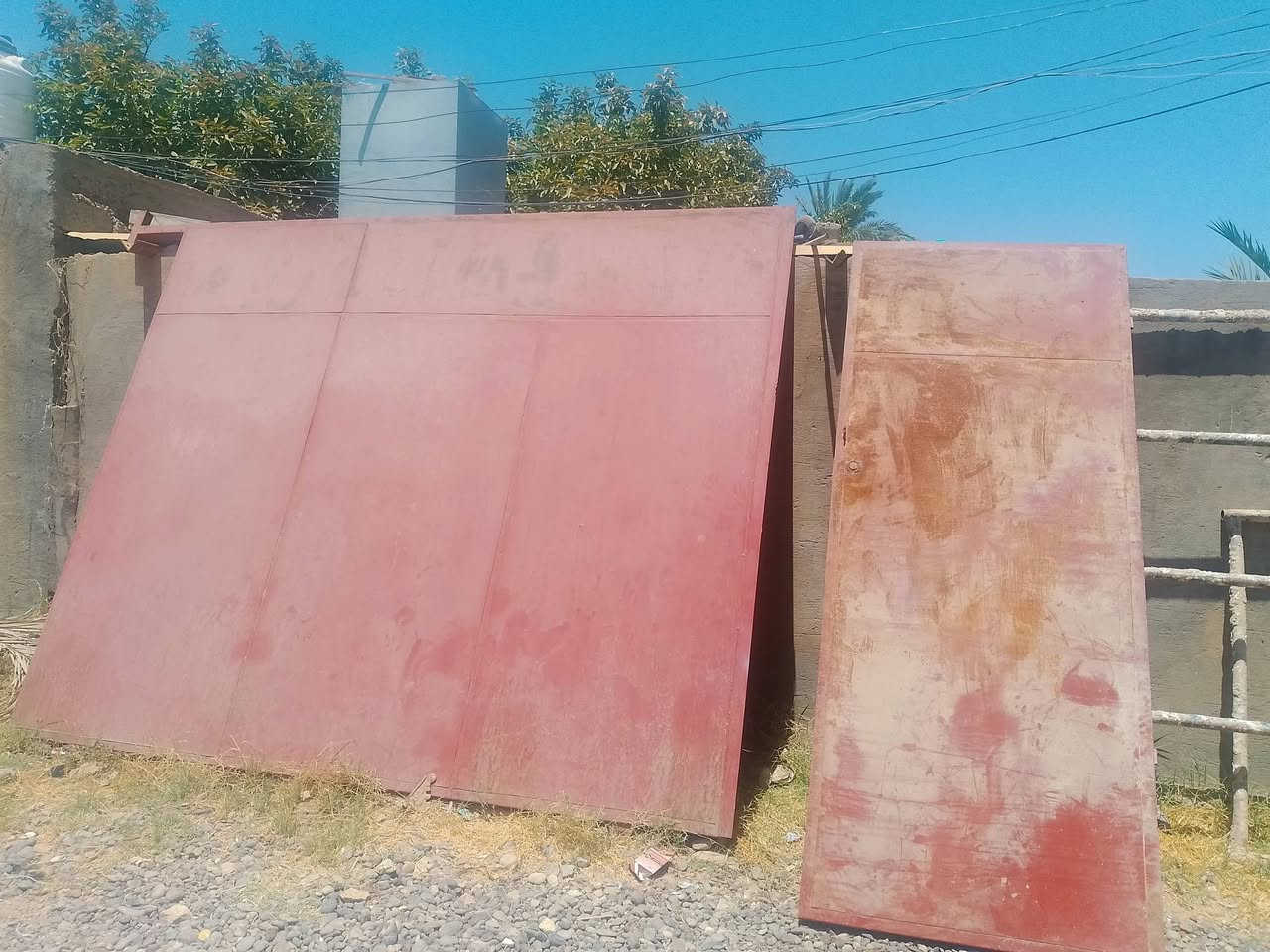 السلام عليكم عندي هاذ الباب للبيع ارتفاع مترتين ونص مكاني مرور التاجيات السعر 400 و بي مجال ***********بي واتساب

