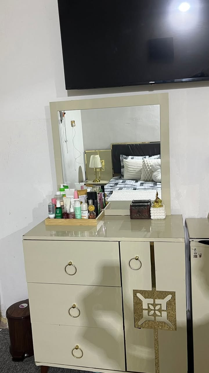 السلام عليكم .
غرفه تركيه ستعمال اقل السنه سبب البيع اريد انتقل بيت ومحبوره ابيعها 
تتكون الغرفه من كنتور 
وميز التسريحه 
مع كومديات جربايه وجربايه 
الغرفه الله شاهد نضيفه بشكل مو طبيعي الغرفه مجلده بلون اوف وايت لونها الاساس اسود وذهبي سبب التجليد محافضه عليها من الشخوط والوساخ الغرفه تلمع الله شاهد 
سعرها نتفاهم علي بل خاص
وللتفاصيل والستفسار اكثر عله الغرفه راسلوني خاص 
وهلاً وسهلاً 🩶🩶.

***********
