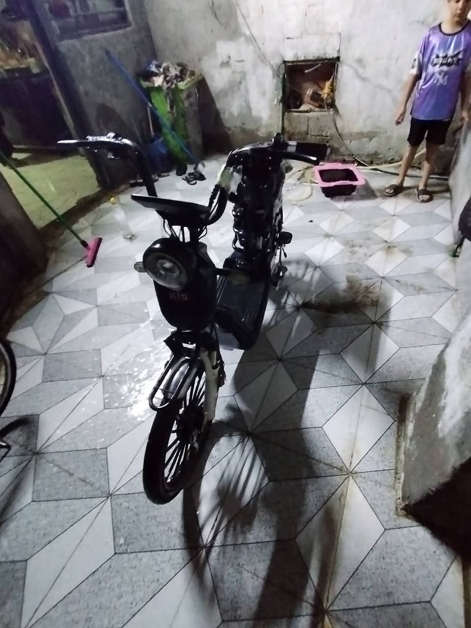 السلام عليكم دراجه شحن بطاريتها مكفوله دراجه حلوه كلها شغاله نقص بيها جوزة السويج السعر ٢٥٠ وبيها مجال بسيط رقم الهاتف ***********
