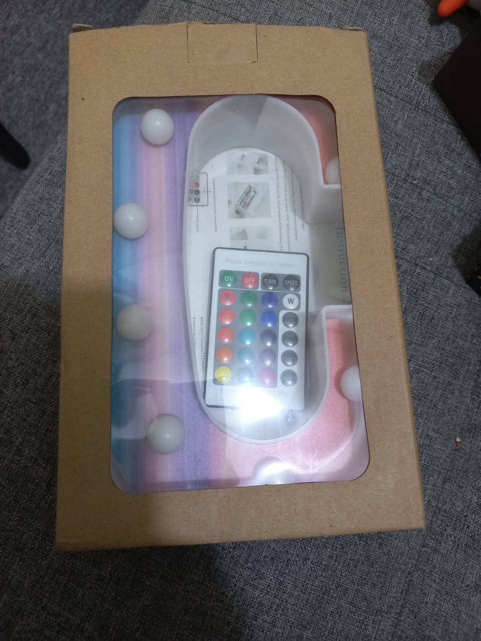 هذا المنتج هو عبارة عن لوحة إضاءة ليد (LED) على شكل حرف "C" بتصميم قوس قزح، وتستخدم كديكور منزلي أو في الحفلات
• المميزات: يأتي بتصميم ملون فريد (Rainbow Printed) مع إضاءة LED، وغالباً ما يدعم تغيير الألوان (حتى 16 لوناً) عبر جهاز تحكم عن بعد (Remote Control).

• الاستخدام: يعمل عادةً ببطاريات (مثل AA) ويمكن وضعه على الطاولات أو تعليقه على الحائط بفضل الفتحات الخلفية.


**إذا كنت صاحب هذا الإعلان وتريد حذفه لأي سبب، رجاءا أرسل رسالة إلى الدعم الفني**