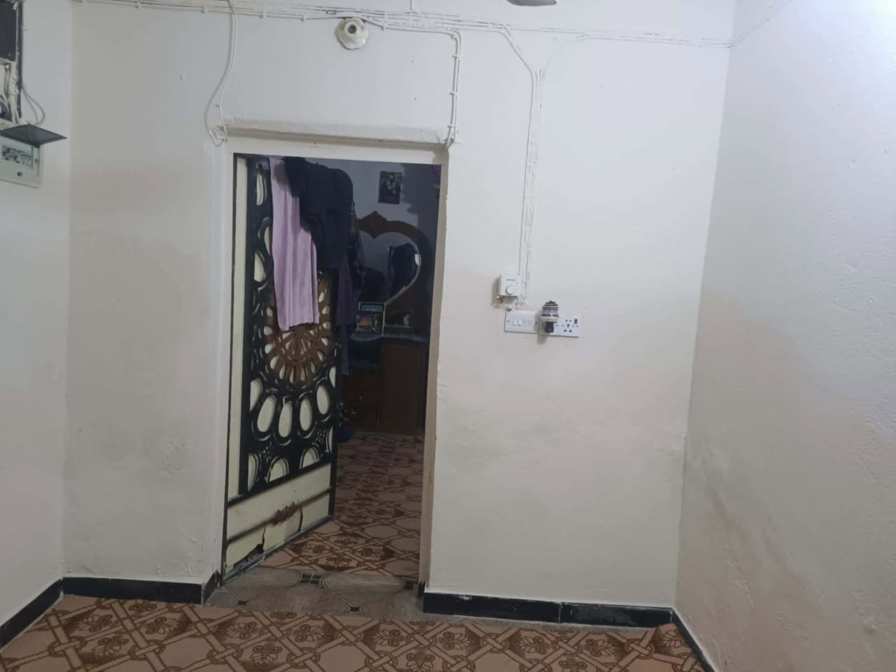 السلام عليكم 
بيت للبيع حي التأميم بالنزلة الاولى 120 م يحتوي على غرفتين وصالة ومطبخ وصحيات التبليط مباشرة لباب البيت 
للاستفسار :***********
