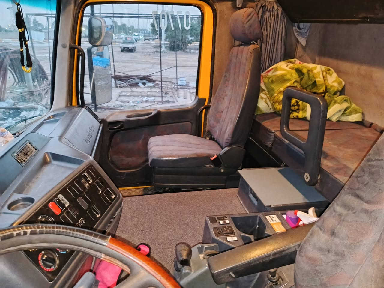 السلام عليكم 
أكتروس ميكا موديل 2001 حجم 1843
رقم كركوك الإنكليزي3لوحات سنويه لغايه 2028
مربوطه فلات ذات جوانب متحركه 4 محاور 
للاستفسار الاتصال على الرقم 
***********
