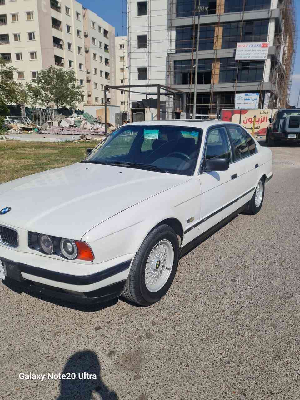سلام عليكم 
Bmw 525i 1991 
رقم بغداد انكليزي بأسمي تحويل مباشر 
محرك مسكر عدل كير الماني 
ويل كب وتخم تاير جديد 
داخل جلد 
سلايت روف 
بجم عريض 
سعر السياره 57 وبيها مجال 
***********
