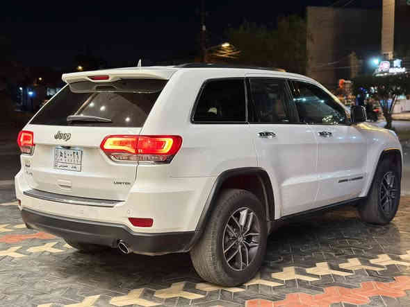 � للبيع – كراند شيروكي 2017 فول ليمتد
🚗 كلين تايتل – ضرر فقط دعامية – كلشي موضح

📍 الموقع: بغداد / منطقة سبع أبكار
📞 للتواصل: ***********

🔹 المواصفات:

 • كشنات جلد
 • بانوراما
 • حساسات + كاميرا
 • توقف ذاتي
 • مري قلابة
 • لايتات LED عدسة
 • داخلية أسود × شمباني
 • ستيرن تدفئة
 • تبريد + تدفئة كشنات
 • محرك 3600
 • ماشية 90 ألف ميل
 • السيارة كاملة ومكملة ميكانيكياً ما بيها أي نقص

🔧 الملاحظات:

 • يرادلها تكحيل.
 • شخط باب عكس السايق.
 • كرن جاملغ.
 • سونار + ضرر + طخة بالكراج، كلشي واضح بالفيديو.
 • السيارة واقفة بالكراج… صاحبها طگّها وعايفها على حالتها، ما مصلّحها.
 • بيها خلل كام شفت، وبهالأيام راح أسويه.�👉 إذا تنباع قبل التصليح أكسر من السعر أجور التصليح.�👉 وإذا أصلحها تنأخذ كاملة بدون أي نقص.

🎥 فيديو توضيحي موجود بالمنشور
ما يحتاج تتصل وتسأل… كلشي واضح بالسونار، الضرر، الطگة، والملاحظات.

💰 السعر: 245$ وبها مجال بسيط
📌 صور الضرر وحك الجية موجودة مع الفيديو
