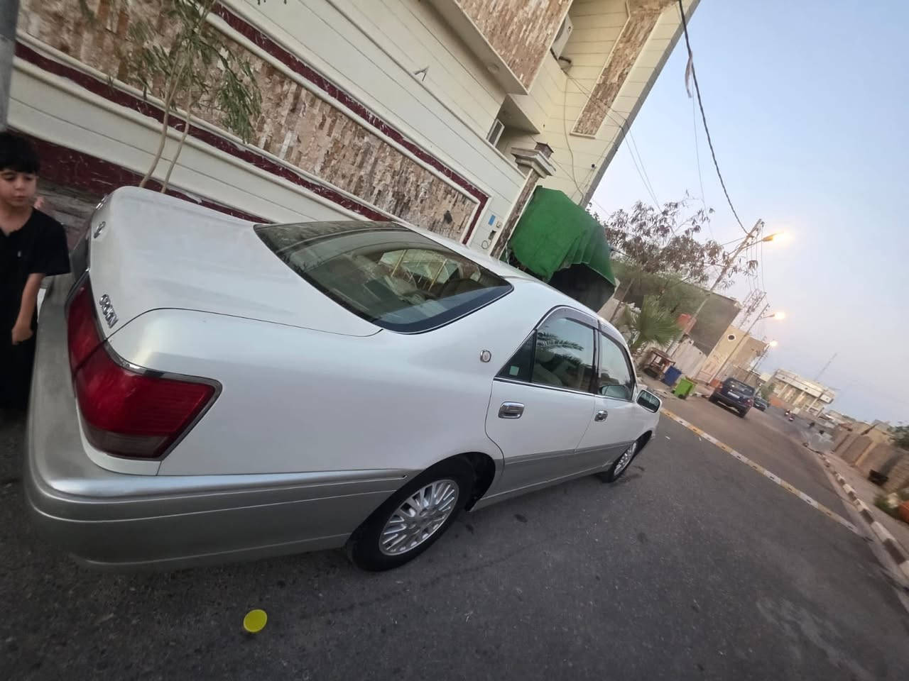 ملكة جنون 2003 للبيع $
السيارة جاهزه من كلشي 
مكينه D4 صغيره وكير وحداديه كلشي جديد 
نص فول / دكمتين / جام اوتماتك
السيارة بسمي وتحويل  ثاني يوم
بيها ضربه ستوته بلامامي بدون دواخل كلشي ما نبدل بسيارة فقط ( البنيد ) 
السعر ( 140 ) وبيها مجال
العنوان ( البصرة / الدير ) 
***********
