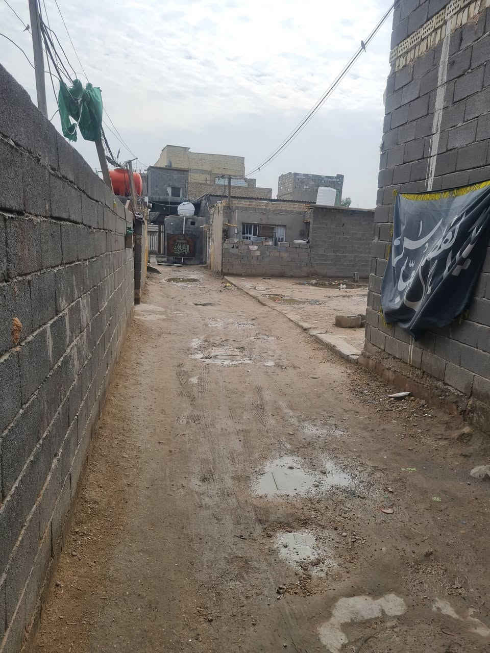 السلام عليكم بيت للبيع مساحته 120 داخل فرع بشارع المصاليخ يم المضمد علي ابو فاطمه مقابل أسواق حسون سعره 18 وبي مجال  
يحتوي على إستقبال وصاله وحمام ومطبخ ضمن الصاله ومنور و تواليت خارجي غرف ٢


**إذا كنت صاحب هذا الإعلان وتريد حذفه لأي سبب، رجاءا أرسل رسالة إلى الدعم الفني**