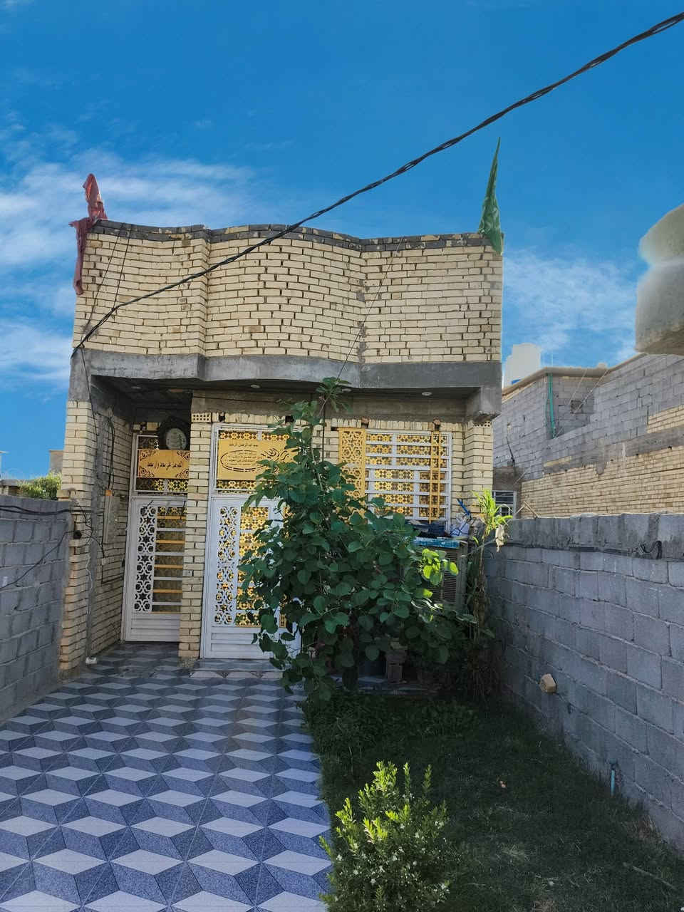 السلام عليكم الدار للبيع مساحة 180 متر قرب الامام عون طريق بغداد كربلاء  سند 25 المنطقة تبليط جديد للستفسار على رقم ***********
