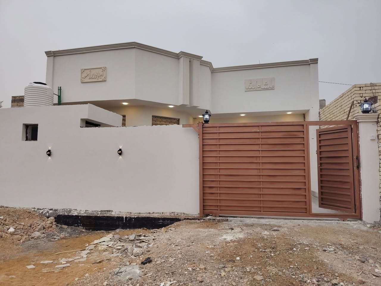 بيت للبيع 200متر منطقه الرجيبه قريب على نفوس جدول الغربي يبعد عن شارع العام  30متر الاستفسار على ***********
