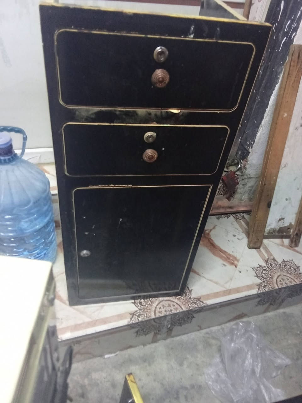 ميز حلاقه   مرئيي 2 البيع ***********
