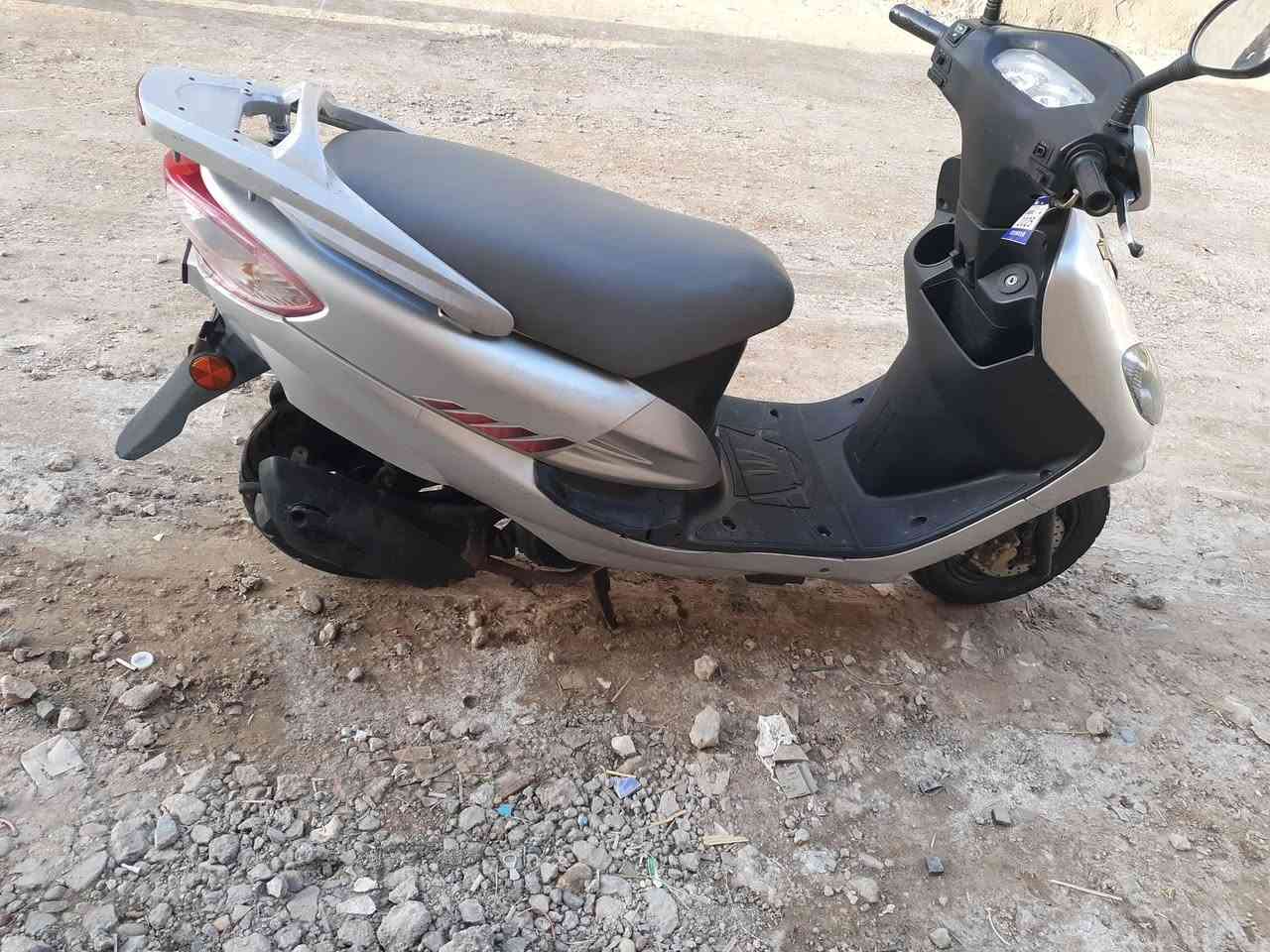 من رخصة الادمن
دراجة سايم ابوعيون للبيع 
شغالة وجاهزه دراجة نضيفه كهربائيات
بريكات كشر نضيف كما موضح قفل صندوق قفل
قفل ستيرن السعر 550 وبي مجال للشراي 
للاستفسار الاتصال ***********
