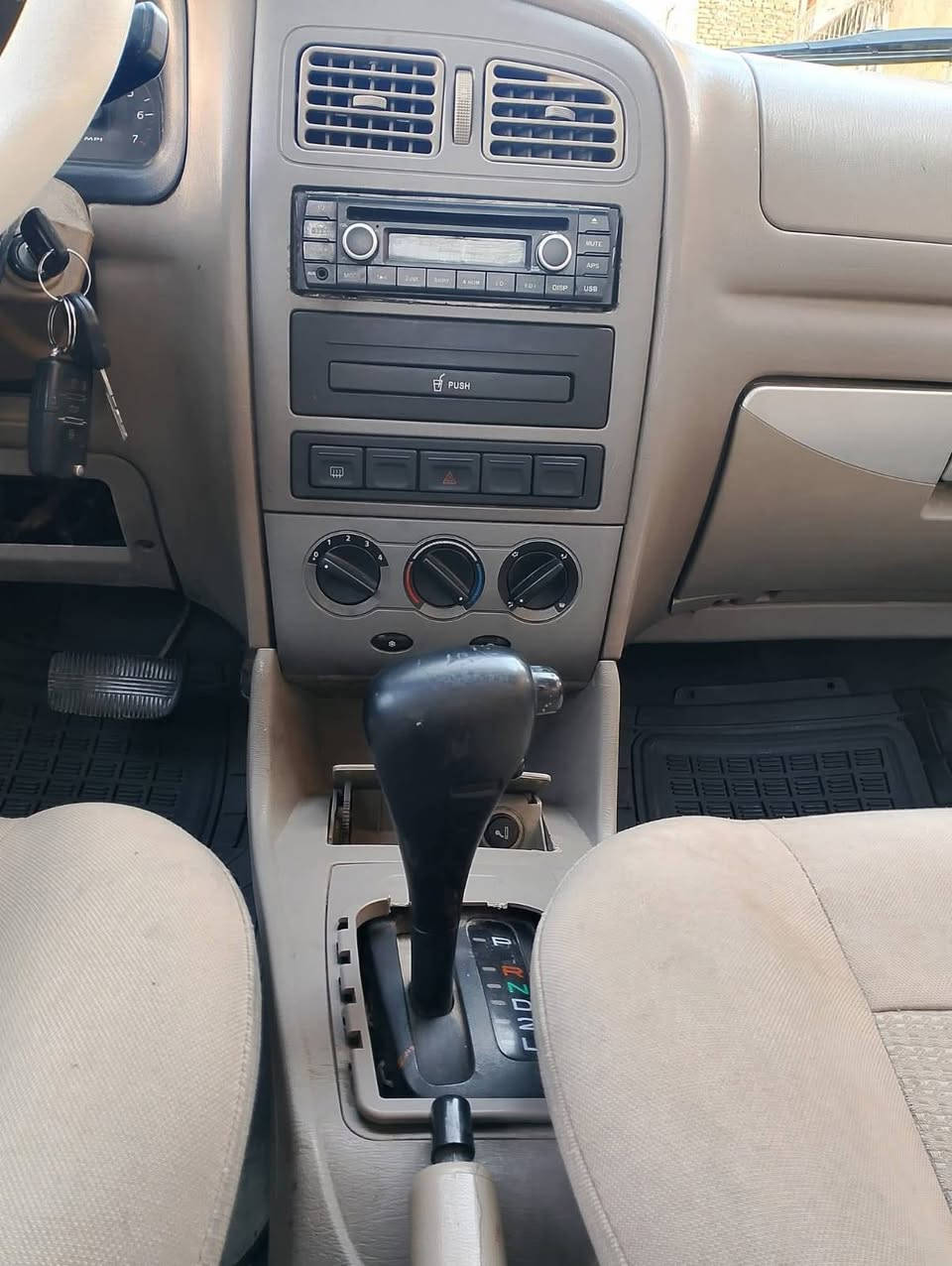 سلام عليكم 
للبيع شيري كوين موديل 2009
كير ومحرك كورلا مكفولات السيارة لاضربة ولا صبغ ولا تبديل 
سيارة ماشية ١٢٦ بأسمي 
تخم تاير بالجيس 
صدر أمامي خلفي جديد 
سنوية بأسمي جديدة سنة ٢٠٣١ 
الرقم الجديد بغداد 
هزة جديدة 
السعر ٤٥ وبيها مجال 
بغداد مدينة الصدر 
***********
